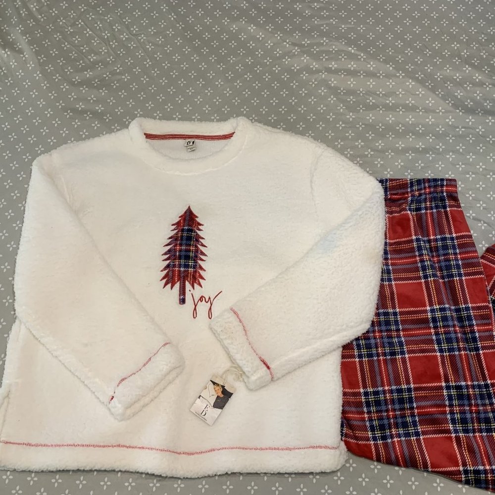 Two piece ED Ellen DeGeneres "love" Christmas pajamas XL NWT